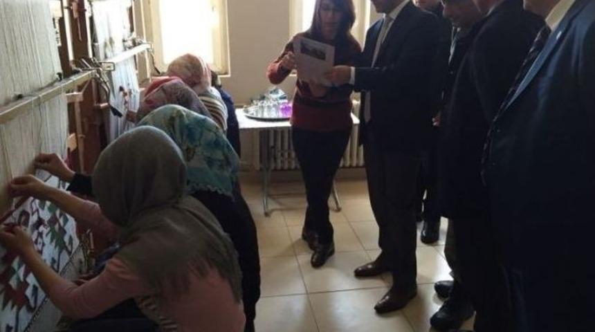 Kaymakam Halk Eğitim Merkezindeki Kursları Gezdi