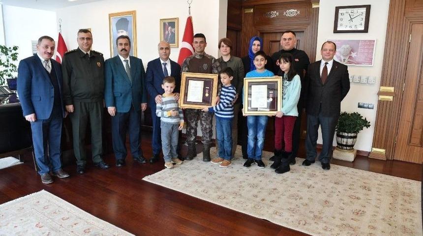 15 Temmuz Demokrasi Gazileri&rsquo;ne &rsquo;devlet &Ouml;v&uuml;n&ccedil; Madalyası&rsquo; Verildi