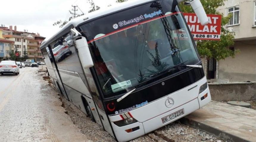 Yoldaki &Ccedil;&ouml;kme Servis Minib&uuml;s&uuml;n&uuml; Deviriyordu