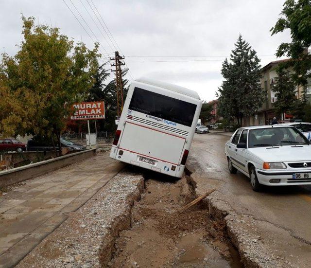 Yoldaki Çökme Servis Minibüsünü Deviriyordu