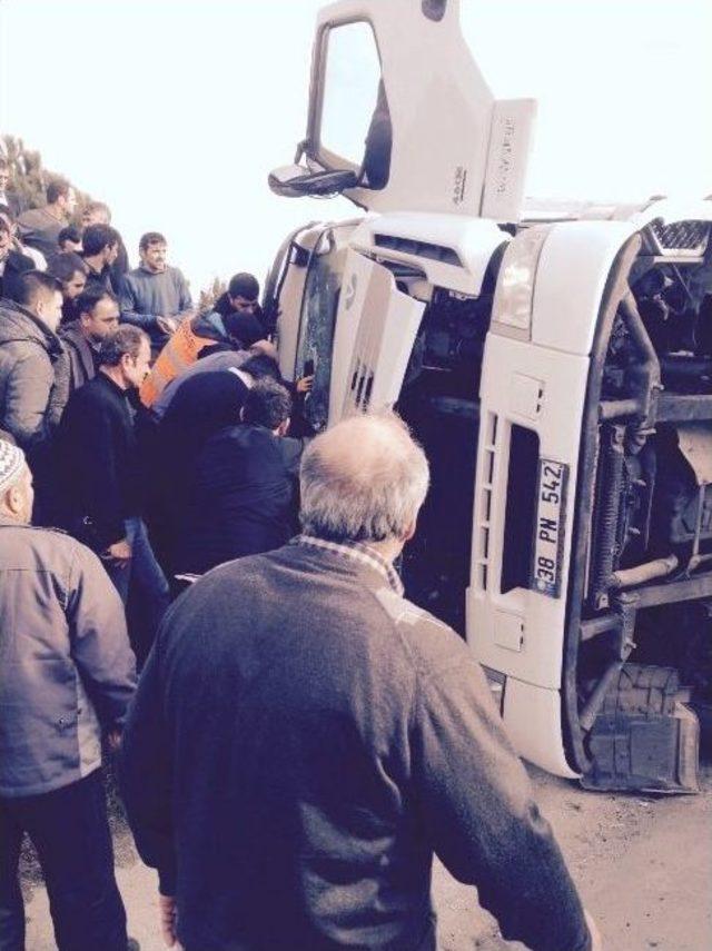 (özel Haber) Kontrolden Çıkan Tır Devrildi