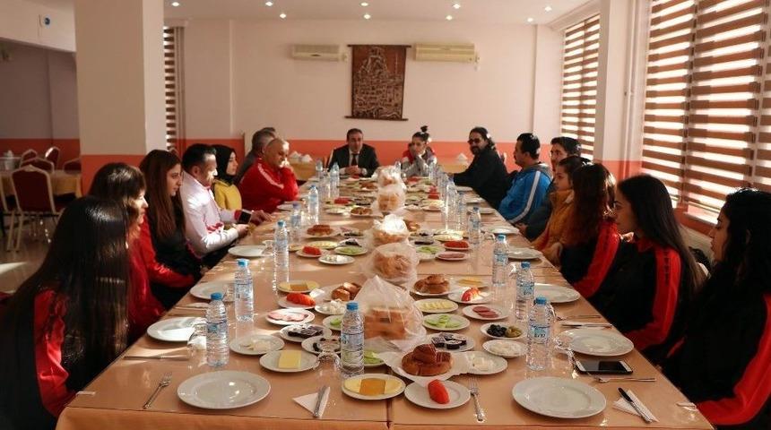 Gen&ccedil;lik Hizmetleri Ve Spor İl M&uuml;d&uuml;r&uuml; &Uuml;nl&uuml;er, Boks&ouml;rler İle Buluştu