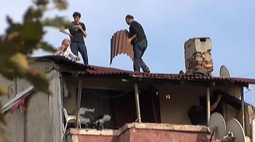 (&ouml;zel Haber) Beyoğlu&rsquo;nda &Ccedil;atıdaki İş&ccedil;ilerin &Ouml;l&uuml;mle Dansı