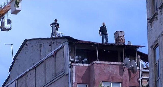 (özel Haber) Beyoğlu’nda Çatıdaki İşçilerin Ölümle Dansı