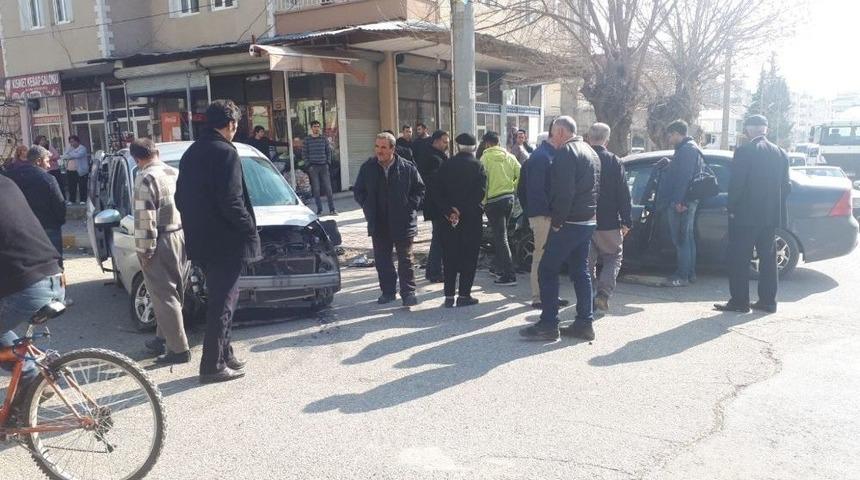 Hafif Ticari Araç İle Otomobil Çarpıştı: 3 Yaralı