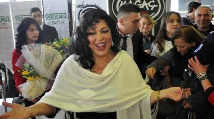 Turgutlu'da Avm'de T&uuml;rkan Şoray Izdihamı