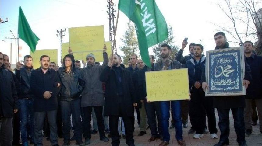 Midyat&rsquo;ta Charlie Hebdo Dergisi Ve Cumhuriyet Gazetesi Protesto Edildi