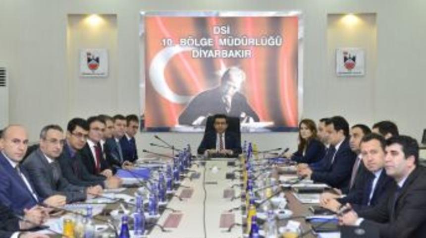 Vali G&uuml;zeloğlu, Hizmetlerin Değerlendirildiği Toplantıya Başkanlık Etti