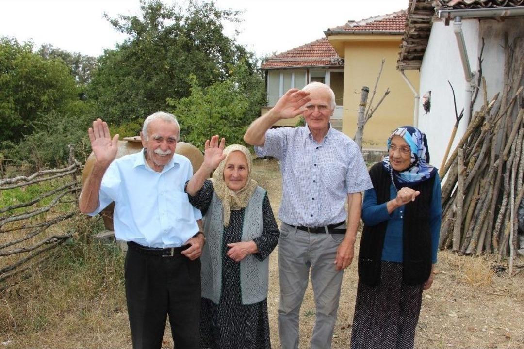 T&uuml;rkiye&rsquo;nin En Yaşlı Muhtarının Mahallesinde 4 Kişi Yaşıyor