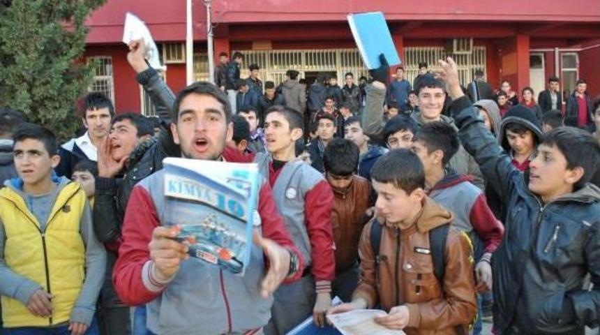 Derik Esnafı Elektrik Kesintisini Yol Kapatarak Protesto Etti