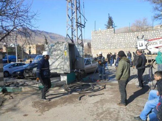 Derik Esnafı Elektrik Kesintisini Yol Kapatarak Protesto Etti 2