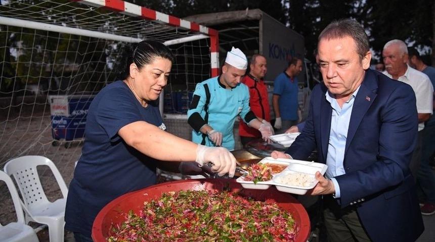 Başkan Böcek, Muharrem Ayında Lokma Dağıttı