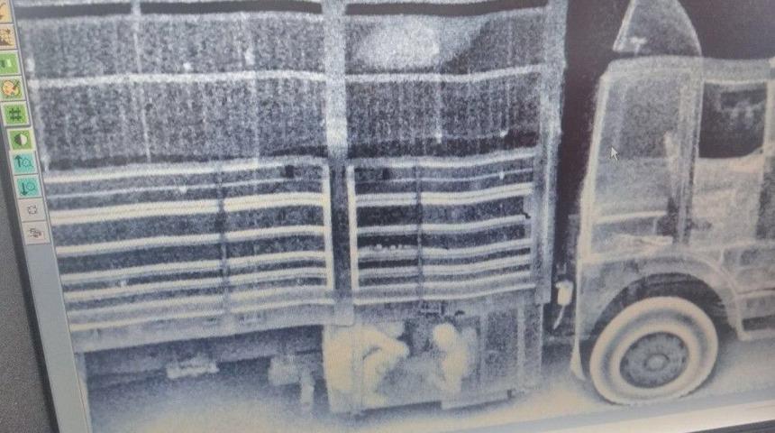 Kamyonun Yakıt Deposuna Saklanan G&ouml;&ccedil;menler Yakalandı