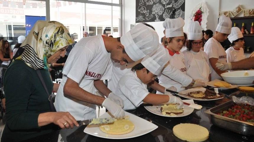 Engelli &Ouml;ğrenciler Pasta Yapımını &Ouml;ğrendi