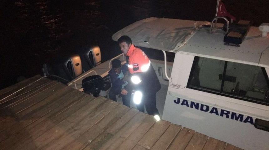 Van G&ouml;l&uuml;&rsquo;nde Mahsur Kalanları Jandarma Kurtardı