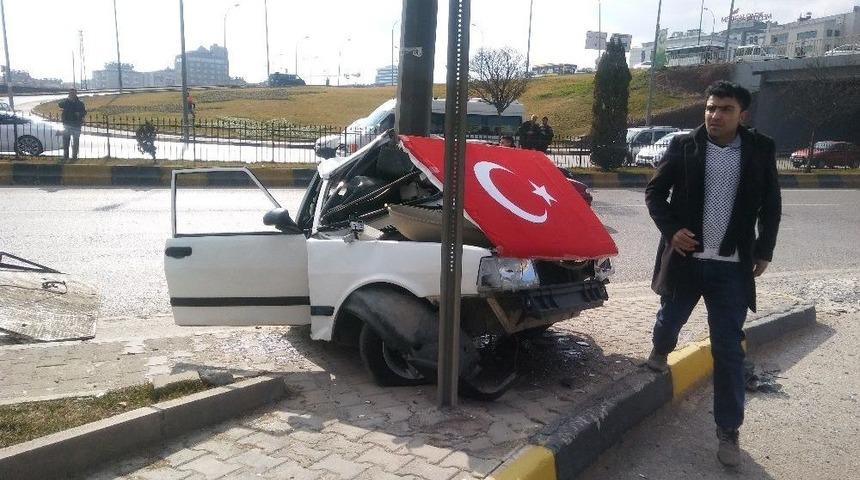 Asker Uğurlama İ&ccedil;in S&uuml;slediği Aracıyla Kaza Yaptı