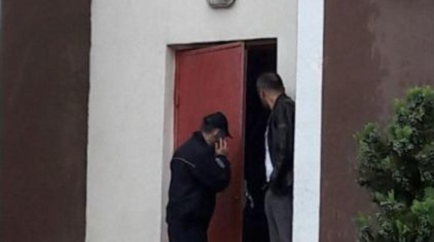 Yangın Merdiveninde Bı&ccedil;aklanarak &Ouml;ld&uuml;r&uuml;ld&uuml;