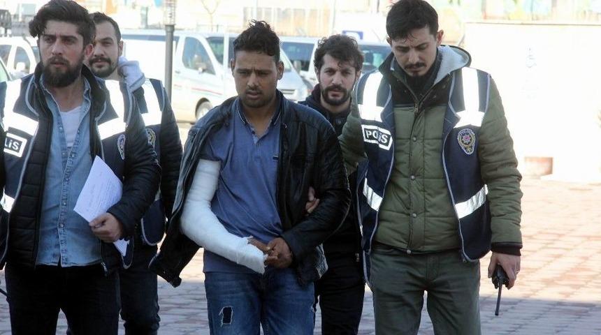 Afgan Gen&ccedil;lerin Bı&ccedil;aklı Kavgasında Bir Kişi Adliyeye Sevk Edildi