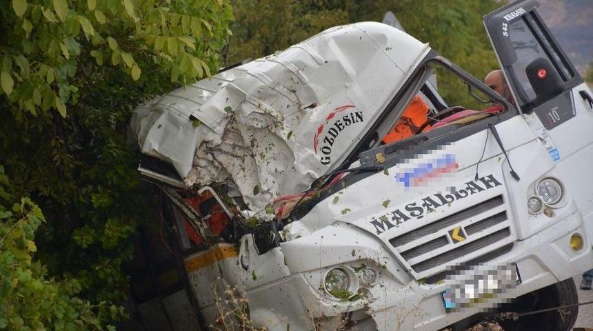Tokat&rsquo;ta &Ouml;ğrenci Servisi Kaza Yaptı: 4 Yaralı