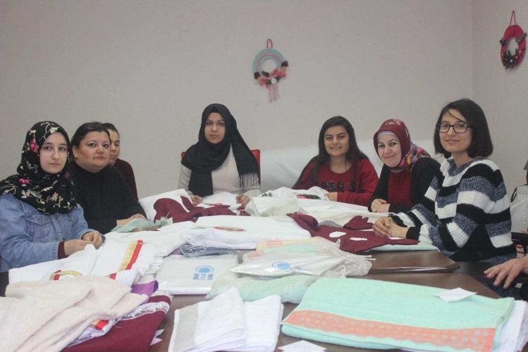 Engelli Bireyler Afrin&rsquo;deki Askerler İ&ccedil;in Havlu Ve Seccade Dikti