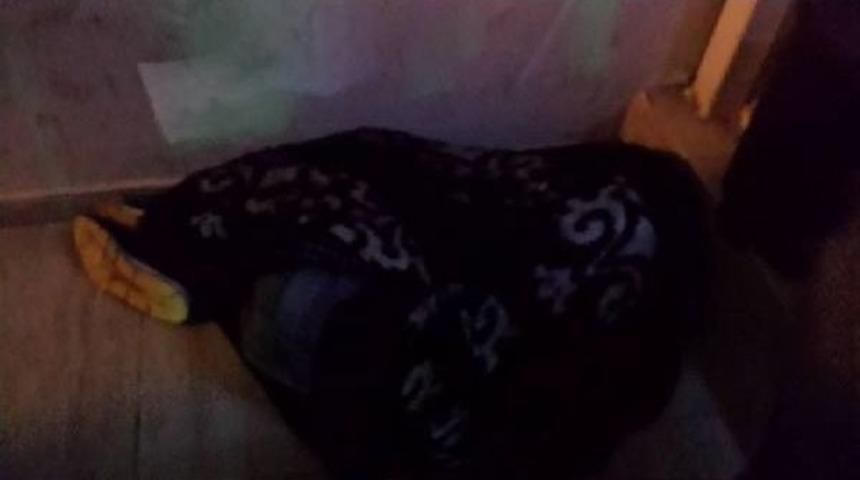 Yağmurda Cami &Ouml;n&uuml;nde Yatan Evsize Sıcak Yuva I&ccedil;in &Ccedil;abaladılar