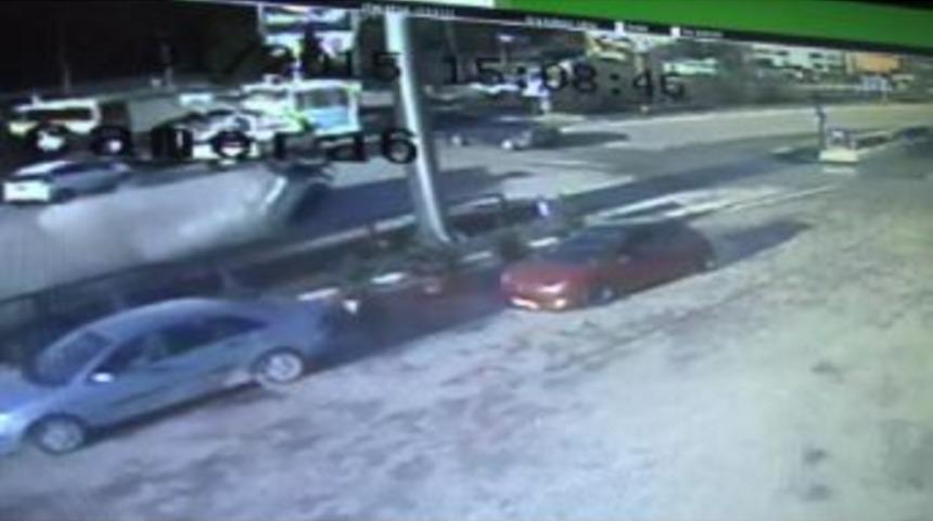 Kırmızı Işık Ihlali Yapan S&uuml;r&uuml;c&uuml; Otomobile &Ccedil;arptı: 3 Yaralı