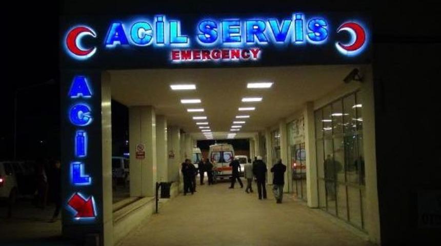 &Ccedil;ocukların Oyun Tartışmasına Katılan Aileler Kavga Etti: 8 Yaralı