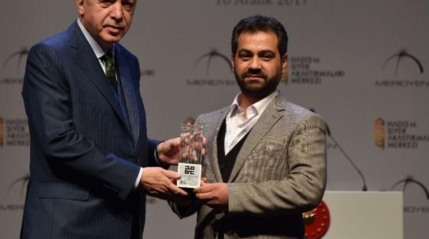 Doç. Dr. Abdulvahap Özsoy, Birincilik Ödülünün Mutluluğunu Rektör Çomaklı İle Paylaştı