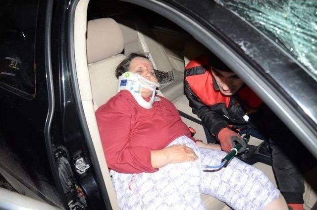 Otomobil Kamyonla &Ccedil;arpıştı: 4 Yaralı 2