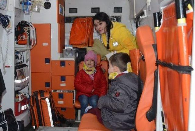 Otomobil Kamyonla &Ccedil;arpıştı: 4 Yaralı 3