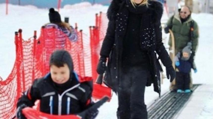 Manken Çağla Şikel, Sömestr Tatili İçin Palandöken’i Tercih Etti