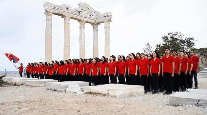 Tarihi Ve Turistik Yerlerde İstiklal Marşı S&ouml;ylediler