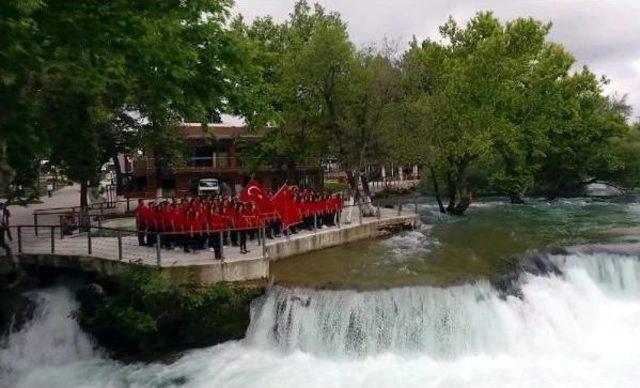 Tarihi Ve Turistik Yerlerde İstiklal Marşı S&ouml;ylediler 2