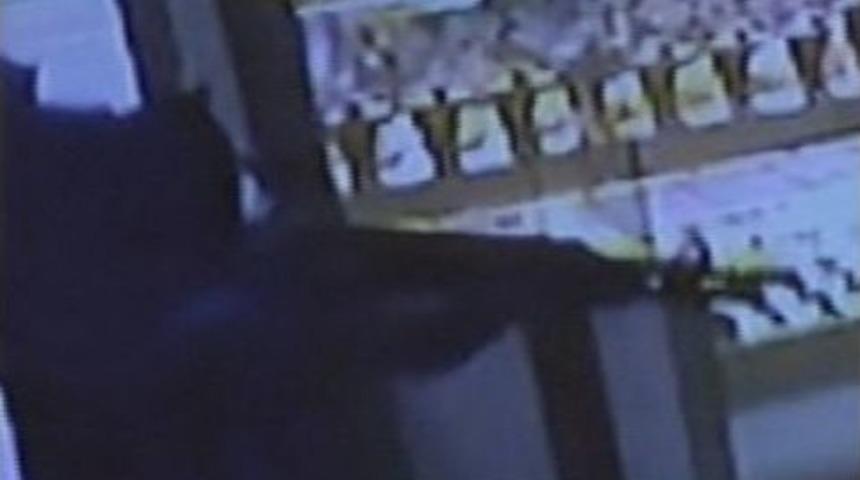 (&ouml;zel Haber) Kağıthane&rsquo;de Kuyumcu İle Şalvarlı Soyguncular Arasındaki &Ccedil;atışma Kamerada