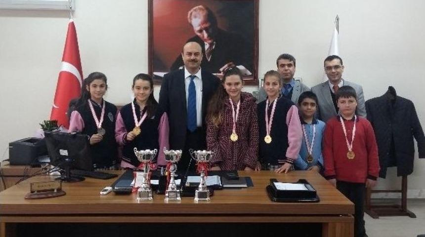 Şampiyonlardan İl&ccedil;e Milli Eğitime Ziyaret