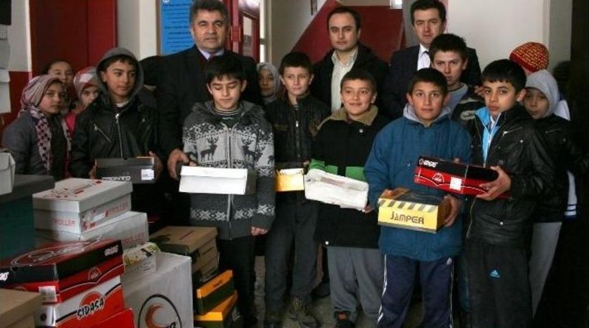 B&uuml;y&uuml;korhan&rsquo;da &Ouml;ğrencilerin Ayaklarını Isıtan Yardım