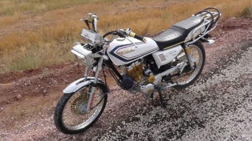 14 Yaşındaki Motosiklet S&uuml;r&uuml;c&uuml;s&uuml;, Polisten Ka&ccedil;arken Kaza Yaptı