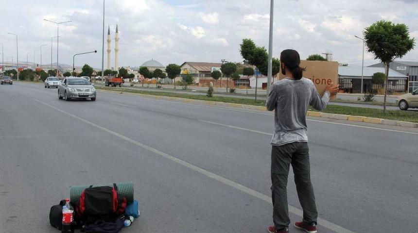 İlahiyat &Ouml;ğrencisi Otostop Yaparak T&uuml;rkiye&rsquo;yi Geziyor