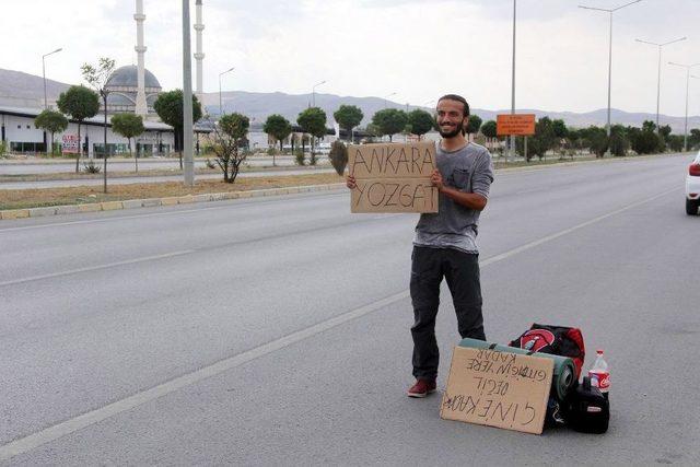 İlahiyat Öğrencisi Otostop Yaparak Türkiye’yi Geziyor