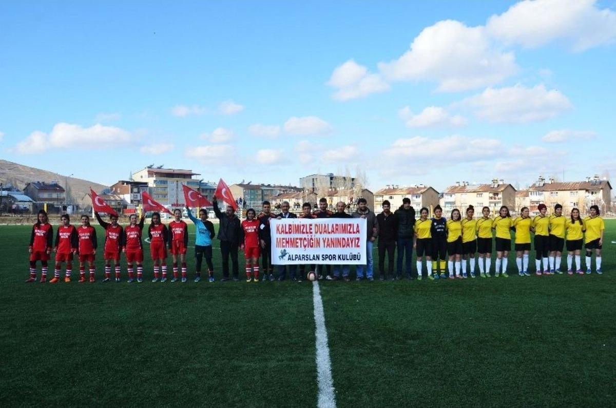 Kız Futbolculardan Mehmet&ccedil;iğe Asker Selamı