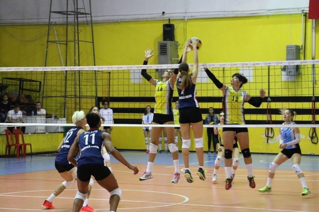 B&uuml;y&uuml;kşehir Hem Futbolda Hem De Voleybolda G&uuml;ld&uuml;