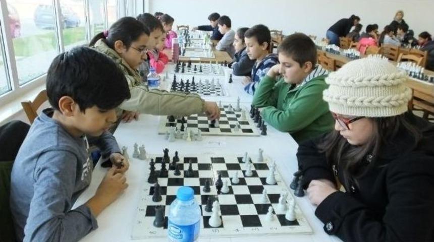 Burhaniye&rsquo;de &Ccedil;ocuklar Satrancı Sevdi