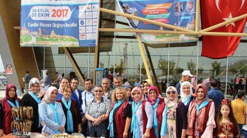 Mavi Fularlılar Van Balığını Tanıttı