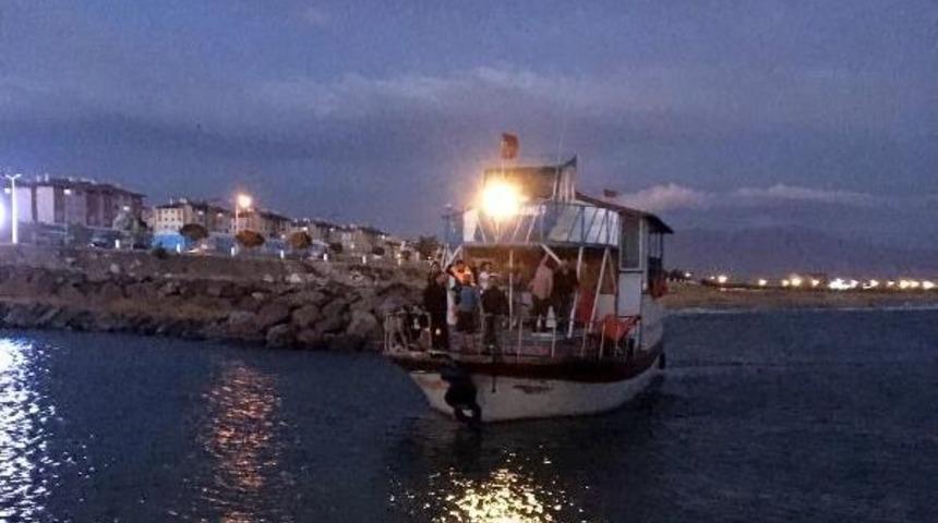 Van Gölü'nde Dalgaya Kapılan Teknedekileri Jandarma Kurtardı