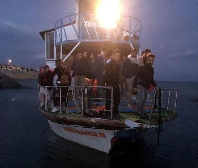Van Gölü'nde Dalgaya Kapılan Teknedekileri Jandarma Kurtardı