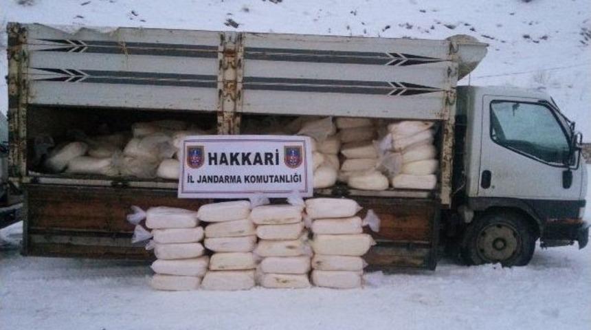 Hakkari&rsquo;de G&uuml;mr&uuml;k Ka&ccedil;ağı 17 Bin Kilo Hayvansal Yağ Ele Ge&ccedil;irildi