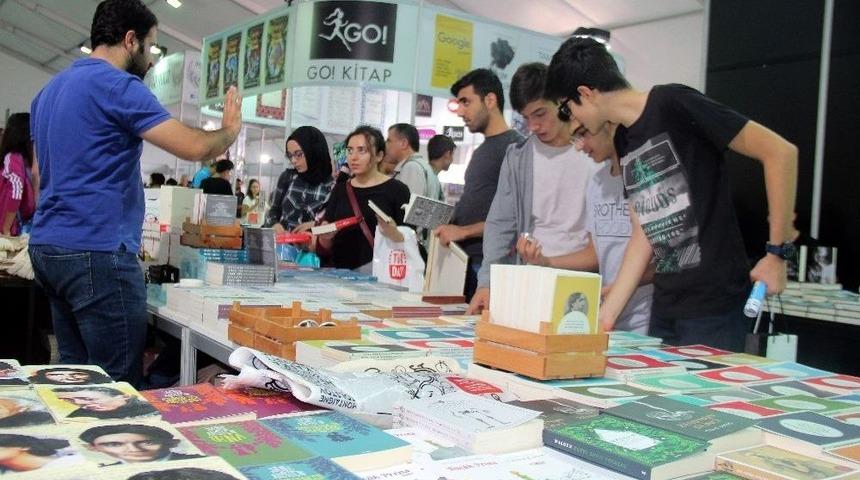 Elazığ&rsquo;da Kitap Fuarına Yoğun İlgi
