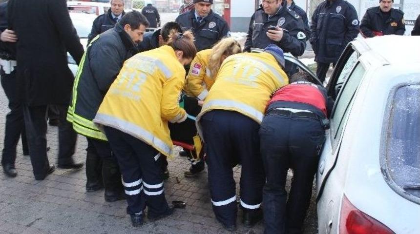 Otomobil İle &Ouml;ğrenci Servisi &Ccedil;arpıştı: 1 Yaralı