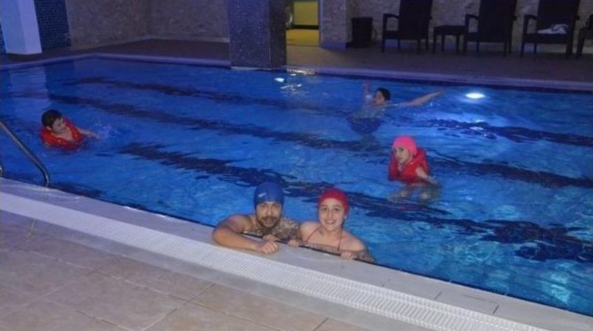 Engelli &Ouml;ğrencilere Y&uuml;zme Dersi