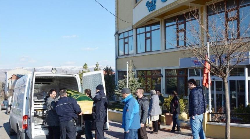 Otel Odasında &Ouml;l&uuml; Bulundu